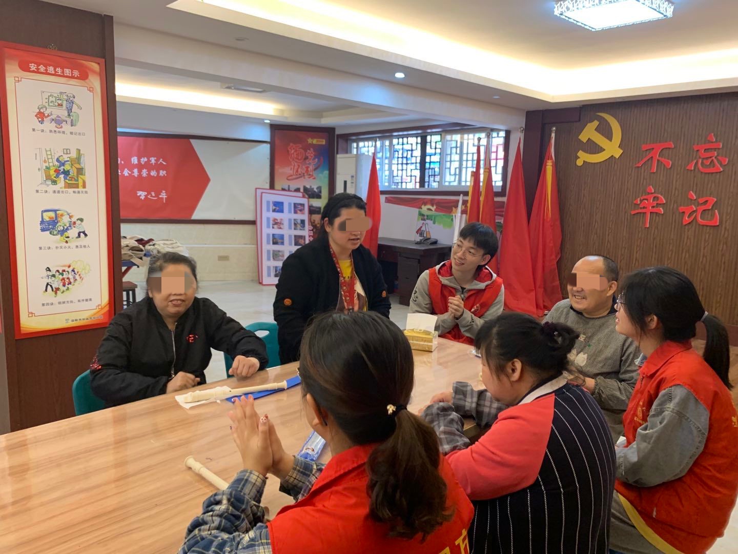 現(xiàn)場演奏完畢，志愿者鼓掌.jpg