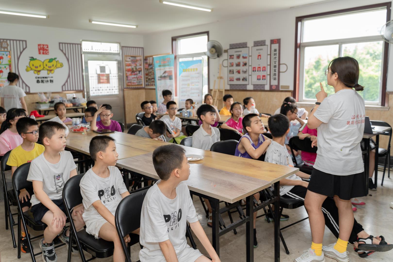 實踐隊員進(jìn)行健康科普.jpg