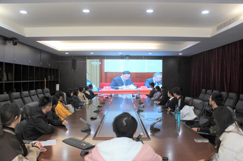 2  團(tuán)學(xué)組織學(xué)生代表觀看全會相關(guān)視頻.JPG